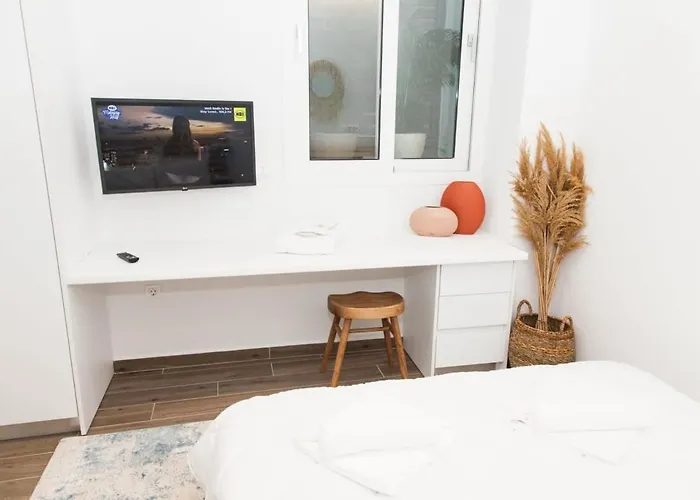 Comfortable 2 Bd Apt Near Sintagma Square