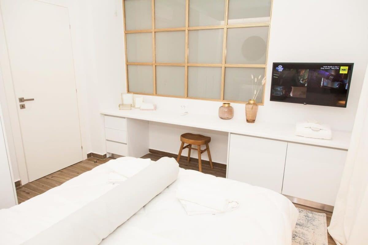 Comfortable 2 Bd Near Sintagma Square Apartment Athens